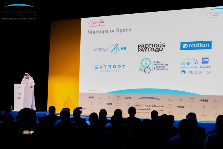 رائدا الفضاء هزاع المنصوري وسلطان النيادي خلال المؤتمر