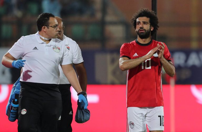 محمد أبو العلا طبيب المنتخب مع محمد صلاح أندريه جوميز لاعب إيفرتون