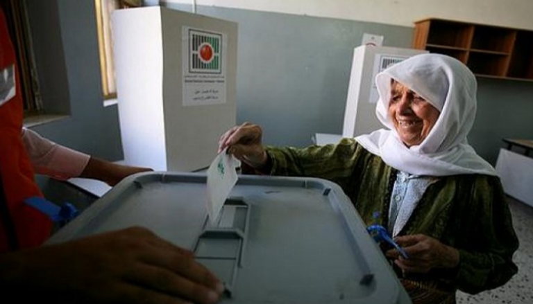 فلسطينية تدلي بصوتها في انتخابات سابقة- أرشيفية