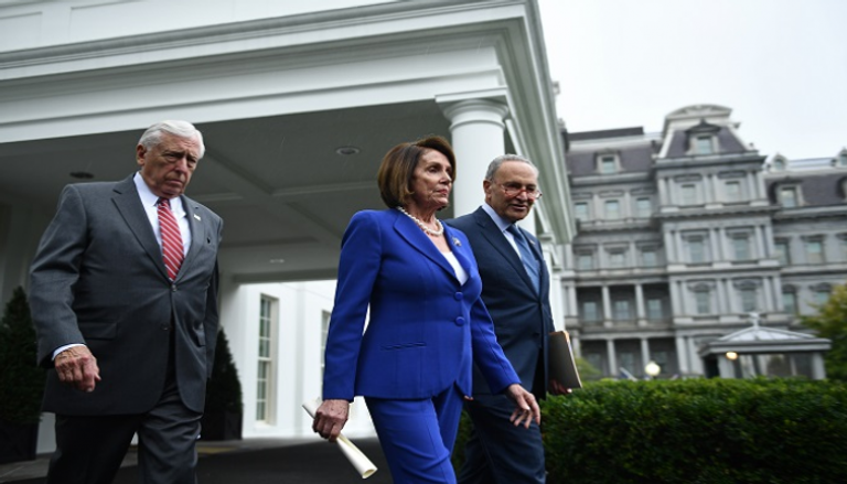 رئيسة مجلس النواب نانسي بيلوسي أمام البيت الأبيض– رويترز 