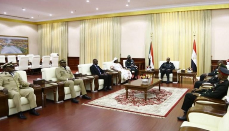 جانب من لقاء رئيس مجلس السيادي السوداني ووزير دفاع أفريقيا الوسطى
