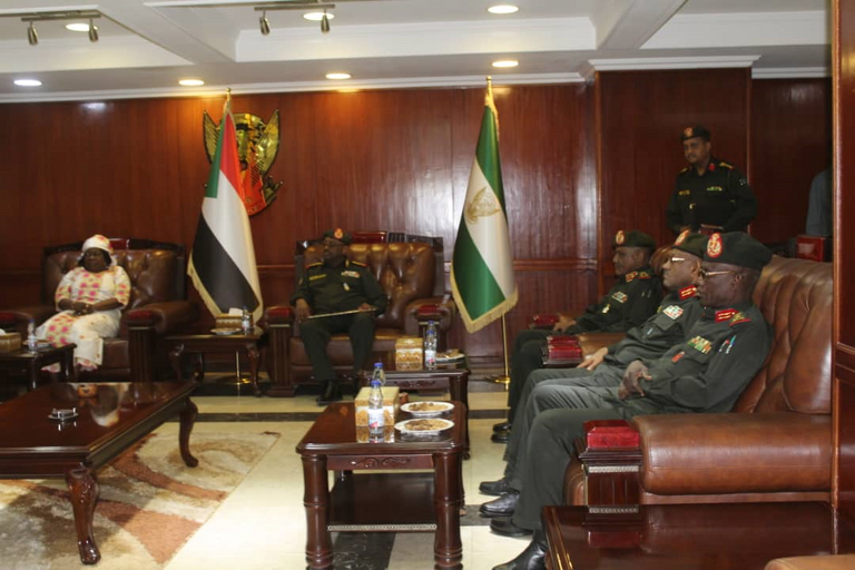 جانب من لقاء رئيس مجلس السيادي السوداني ووزير دفاع أفريقيا الوسطى