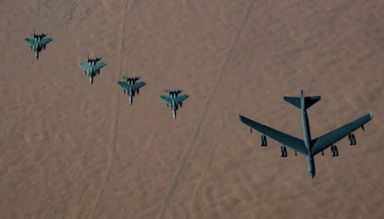 القاذفة الأمريكية والمقاتلات السعودية فوق قاعدة الأمير سلطان الجوية