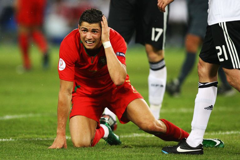 سقوط رونالدو ضد ألمانيا في 2008 هانز فليك