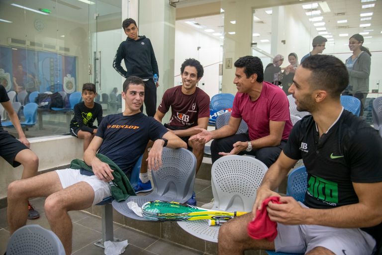 وجيه مع مجموعة من اللاعبين