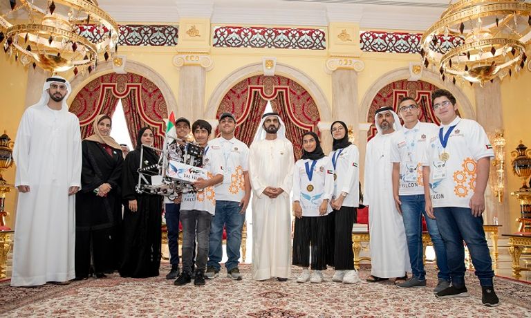 محمد بن راشد يلتقي فريق الإمارات الفائز ببطولة العالم للروبوتات