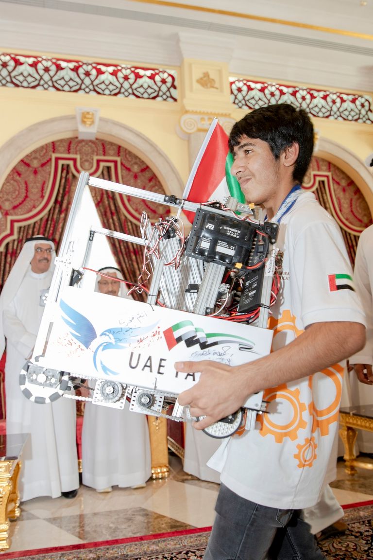 محمد بن راشد يلتقي فريق الإمارات الفائز ببطولة العالم للروبوتات