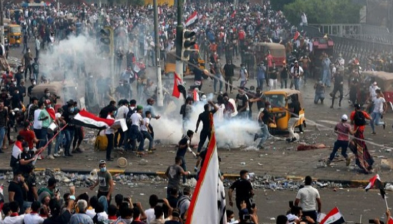 الشرطة تطلق قنابل الغاز لتفريق محتجين في بغداد