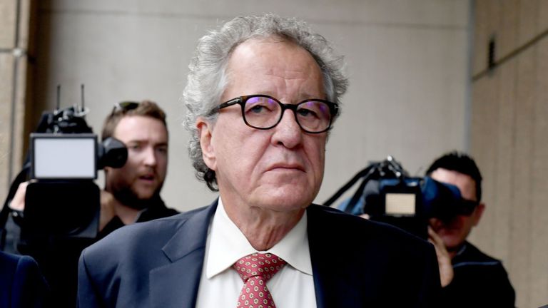 الممثل جيفري راش مع محاميه