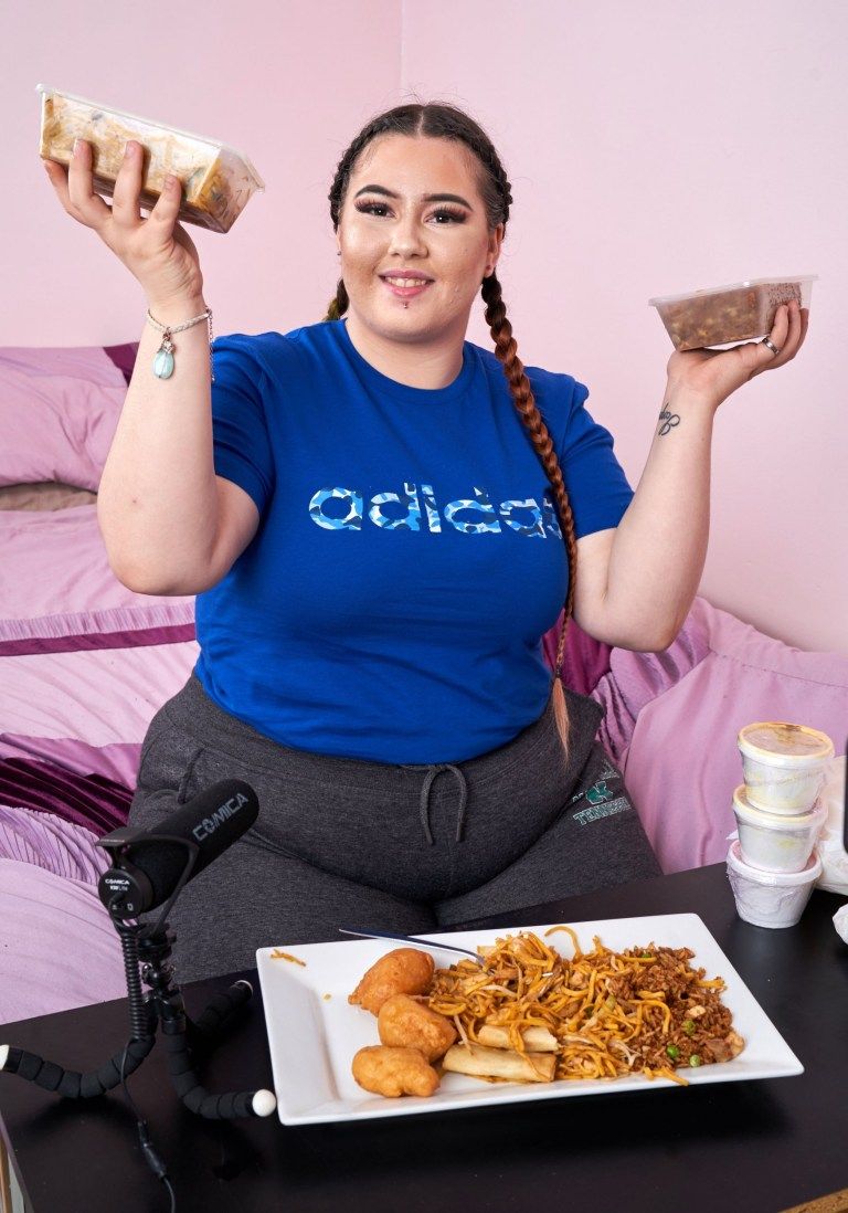 تشارنا رولي أثناء تصويرها أحد الفيديوهات