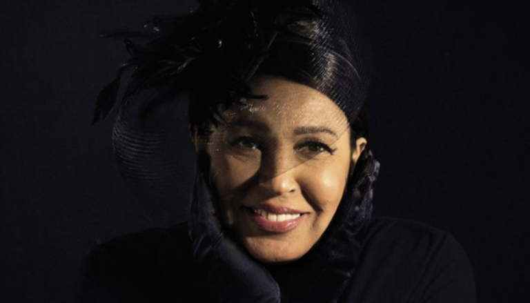 الفنانة فيفي عبده خلال جلسة التصوير