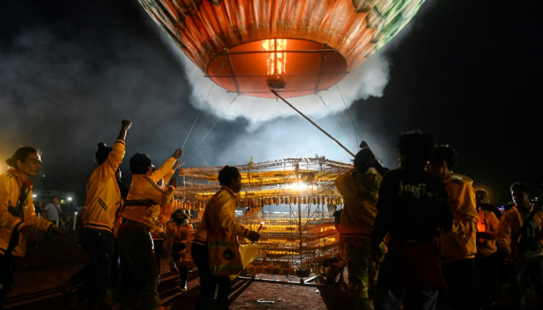مهرجان "مناطيد النار" في بورما