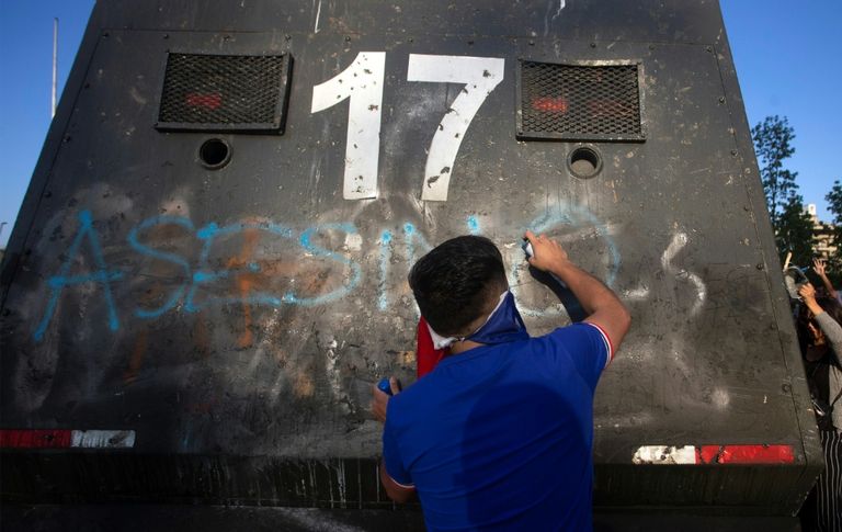 جرافيتي على جدران مبنى في تشيلي