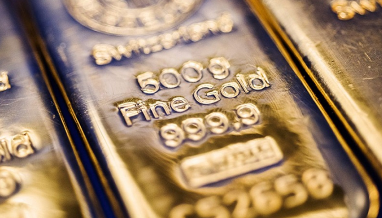 الذهب ينخفض مع ارتفاع الدولار 