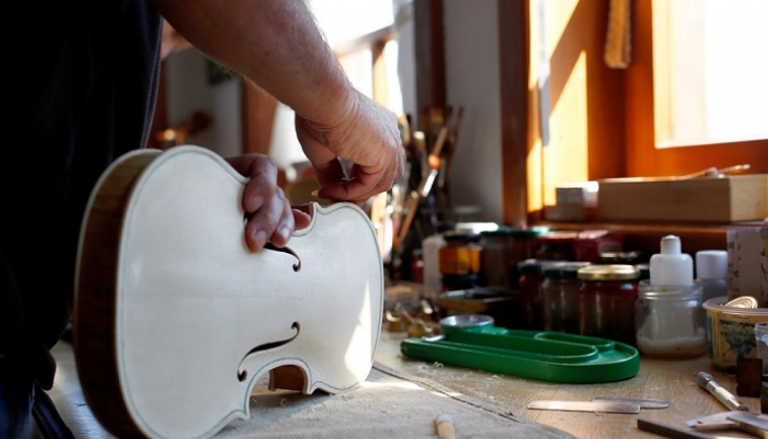سعر آلة الكمان التي يصنعها بوجدانوفسكي يصل إلى 60 ألف يورو