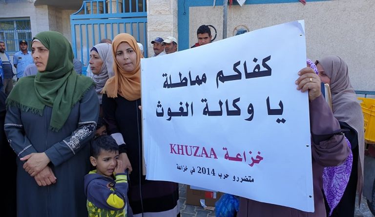 وقفة لأبناء 