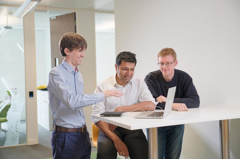 التكنولوجيا ولمس أشكال في الهواء