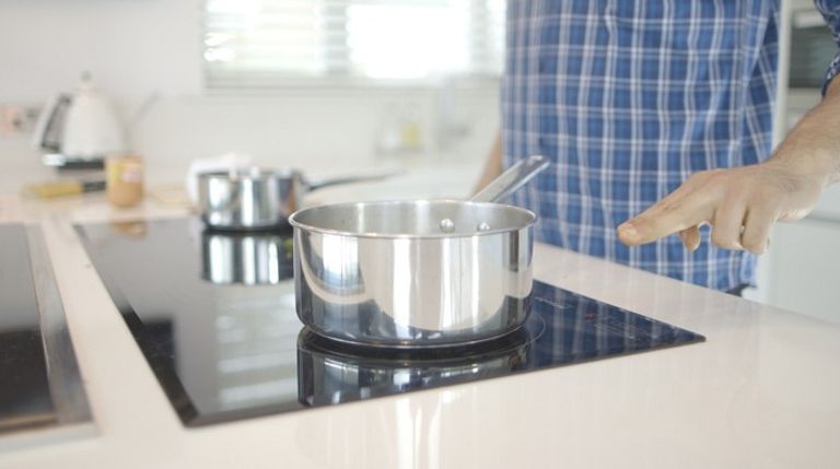 التكنولوجيا ولمس أشكال في الهواء