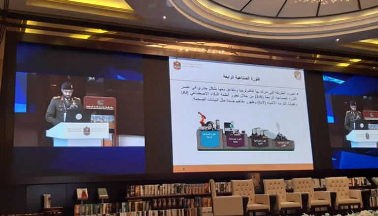 رئيس هيئة الاتصالات بوزارة الدفاع الإماراتية متحدثا بالمؤتمر