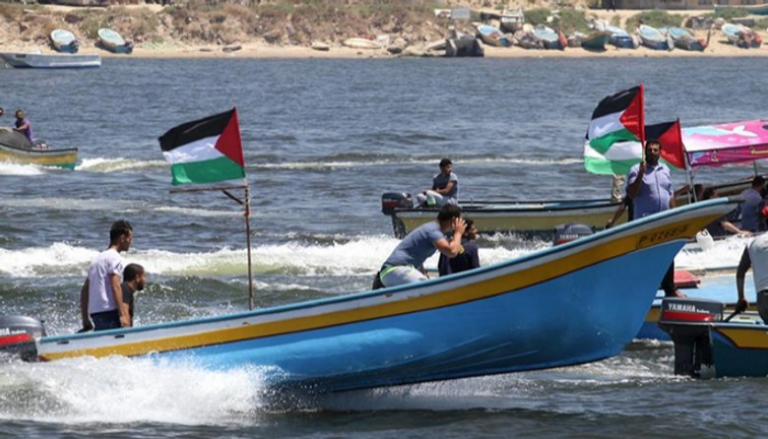 صيادون فلسطينيون يحاولون الفرار من قصف إسرائيلي - أرشيفية