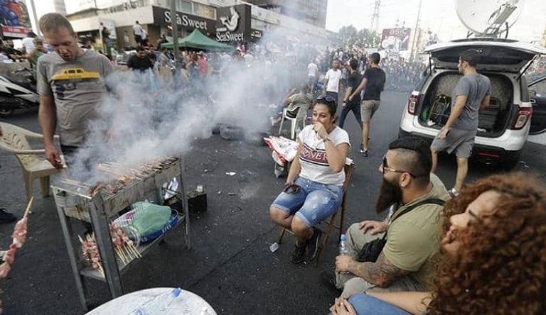 اللبنانيون كسروا قواعد الاحتجاج المعتادة بأساليب مبتكرة