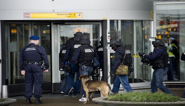 الشرطة الهولندية بمطار سخيبهول في أمستردام