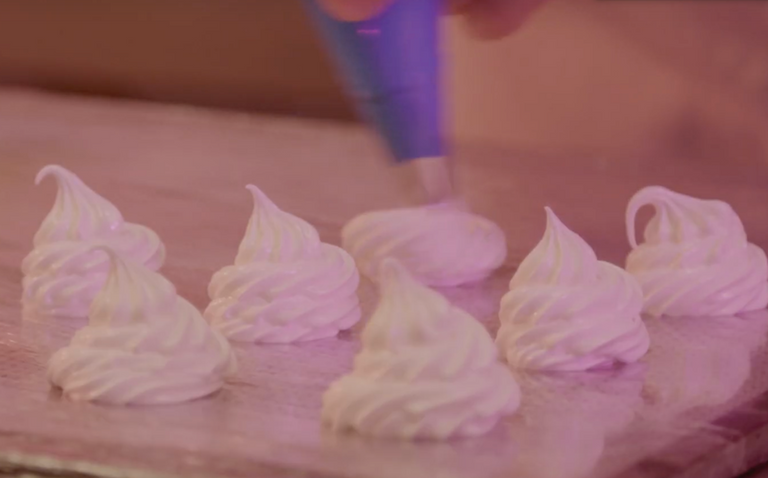 "ميرانج السماء" أخف حلوى في العالم