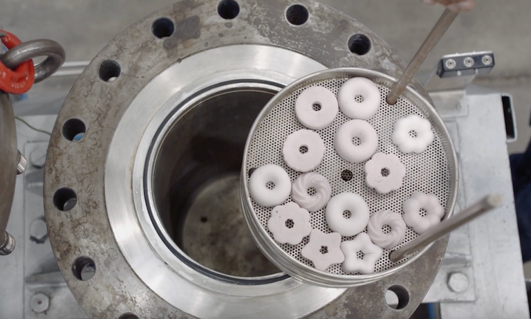 "ميرانج السماء" أخف حلوى في العالم