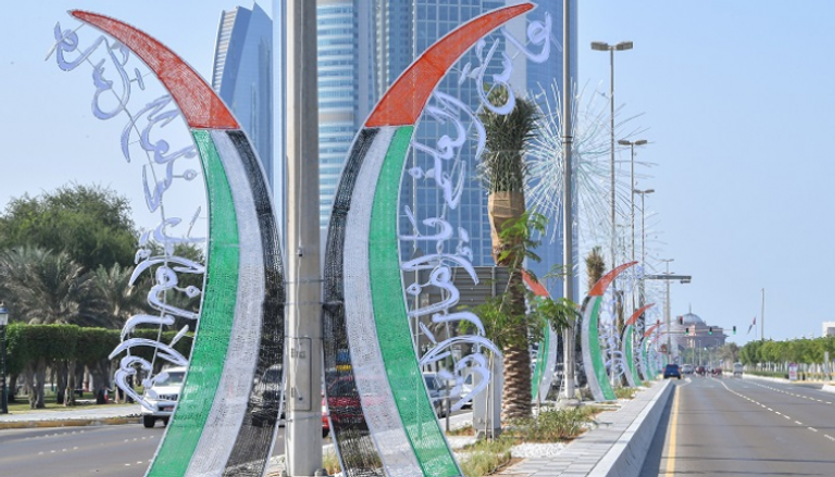 شوارع أبوظبي تتزين لاستقبال اليوم الوطني الإماراتي