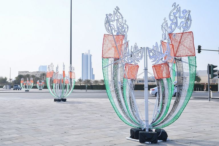 شوارع أبوظبي تتزين لاستقبال اليوم الوطني الإماراتي