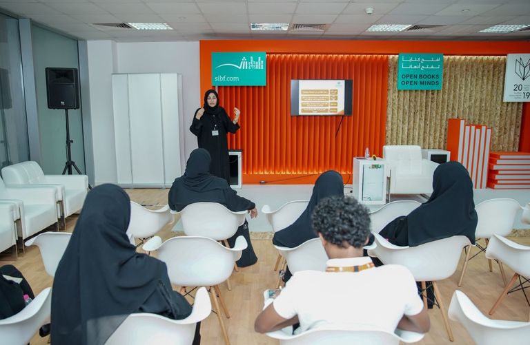 جانب من الجلسة الثقافية بمعرض الشارقة الدولي للكتاب