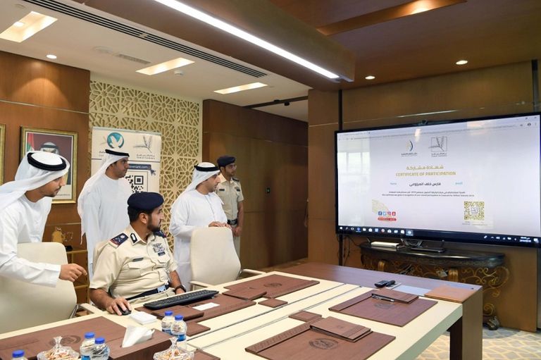 اللواء فارس خلف المزروعي، القائد العام لشرطة أبوظبي يوقع على الوثيقة