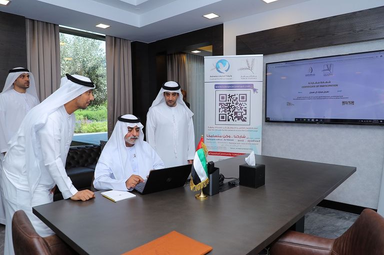الشيخ نهيان بن مبارك آل نهيان، وزير التسامح الإماراتي، يوقع على الوثيقة