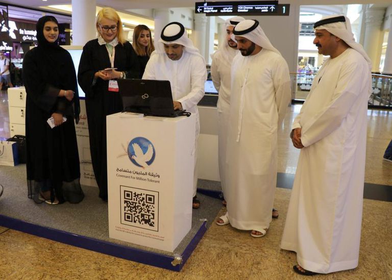 الشيخ جمعة بن أحمد بن جمعة آل مكتوم يوقع على الوثيقة