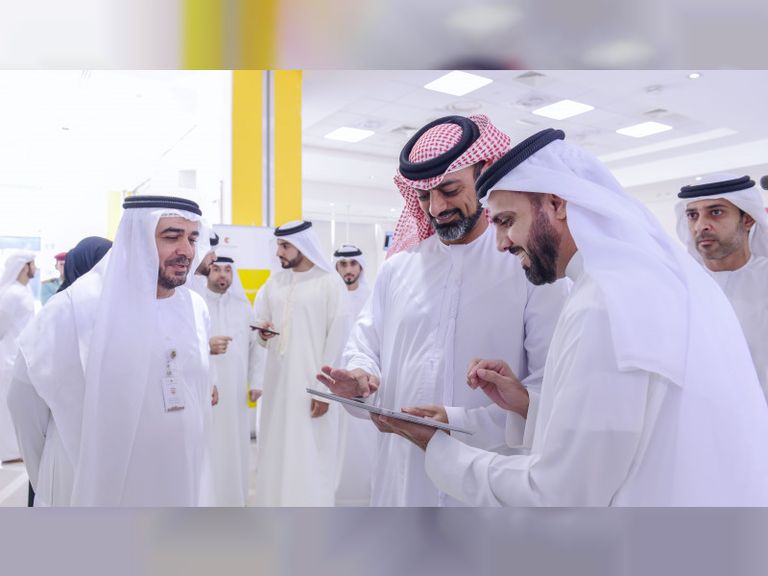 الشيخ عمار بن حميد النعيمي، ولي عهد عجمان، يوقع على الوثيقة