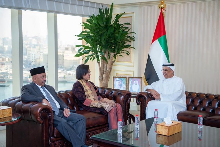 جانب من لقاء وزير الإمارات للشؤون المالية ووزيرة المالية بإندونيسيا