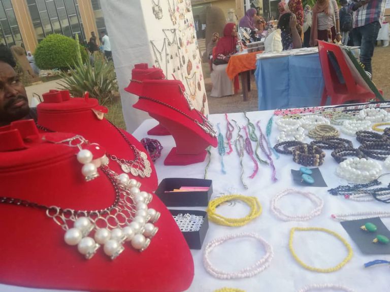 المعرض يضم منتجات يدوية الصنع جميعها من مواد خام محلية