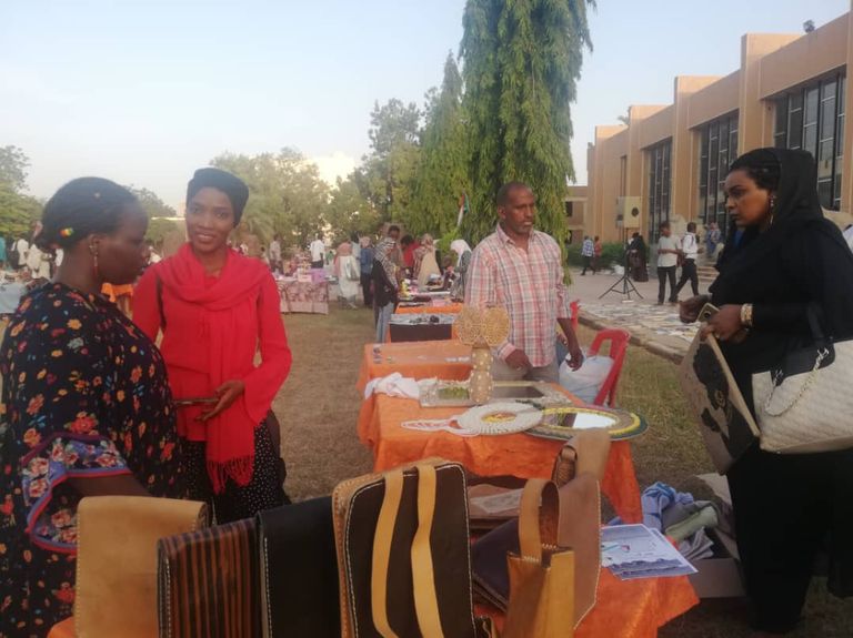 المعرض يضم منتجات يدوية الصنع جميعها من مواد خام محلية