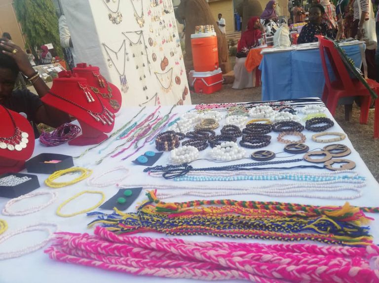 المعرض يضم منتجات يدوية الصنع جميعها من مواد خام محلية