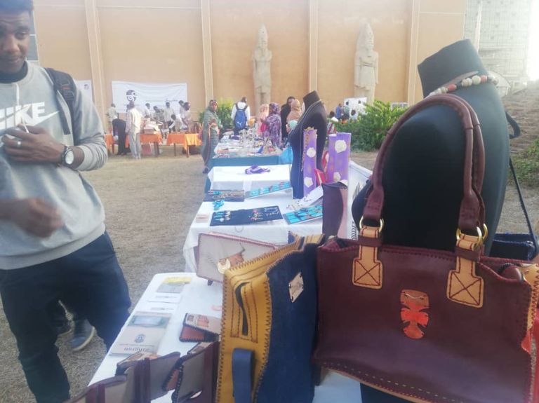 المعرض يضم منتجات يدوية الصنع جميعها من مواد خام محلية