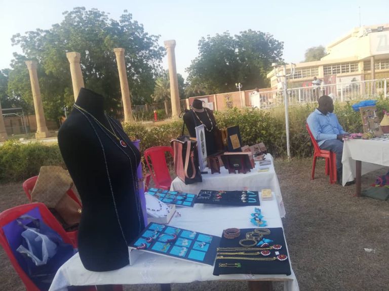 المعرض يضم منتجات يدوية الصنع جميعها من مواد خام محلية