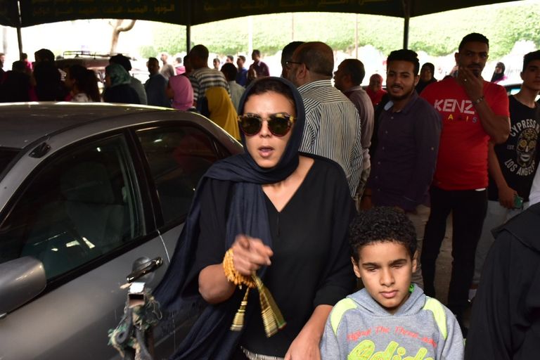 ناهد السباعي تبكي خلال جنازة هيثم أحمد زكي