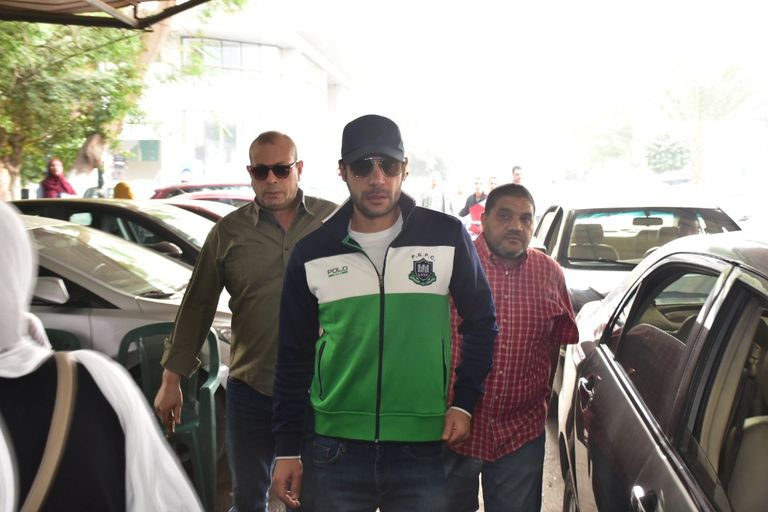 لقاء الخميسي وزوجها في جنازة هيثم أحمد زكي