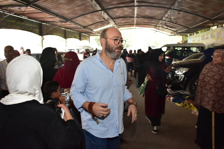 لقاء الخميسي وزوجها في جنازة هيثم أحمد زكي