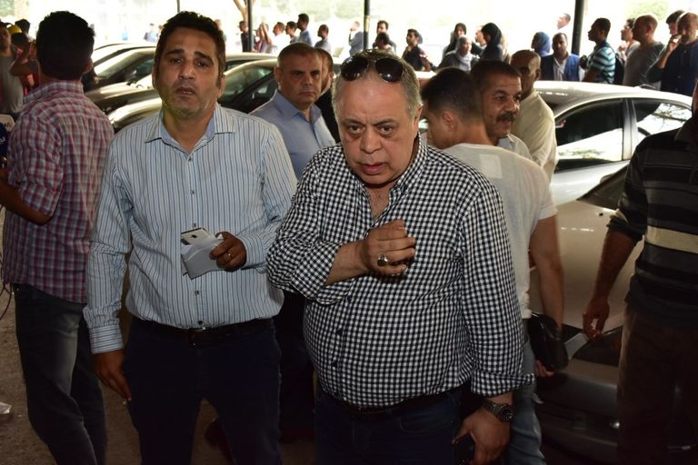 لقاء الخميسي وزوجها في جنازة هيثم أحمد زكي