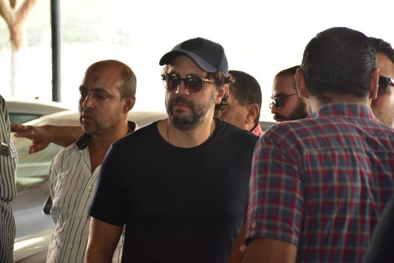 لقاء الخميسي وزوجها في جنازة هيثم أحمد زكي
