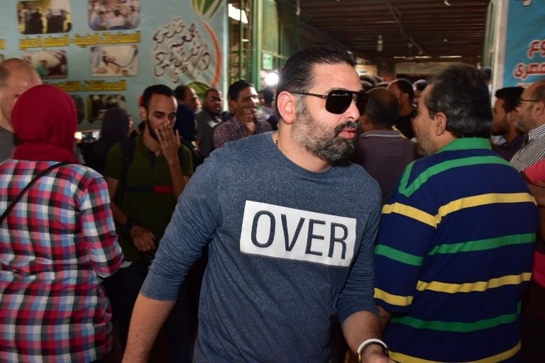 لقاء الخميسي وزوجها في جنازة هيثم أحمد زكي