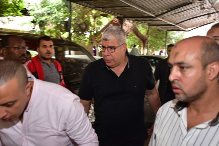 لقاء الخميسي وزوجها في جنازة هيثم أحمد زكي