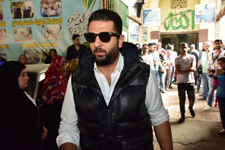 لقاء الخميسي وزوجها في جنازة هيثم أحمد زكي