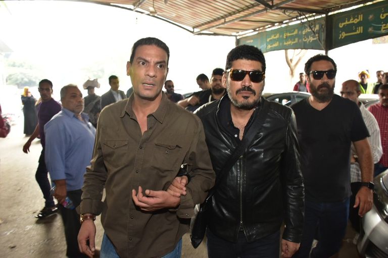 لقاء الخميسي وزوجها في جنازة هيثم أحمد زكي